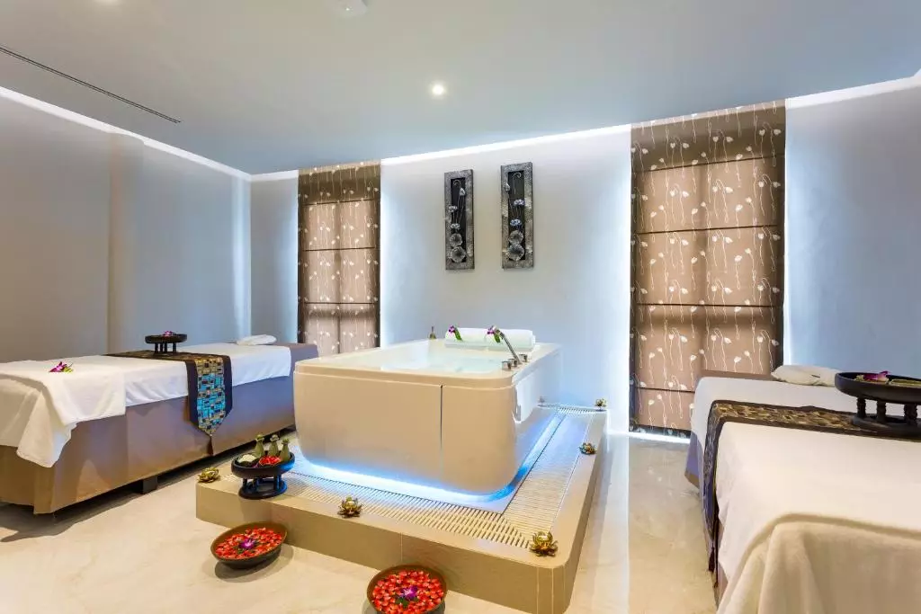 Crest Resort and Pool Villas